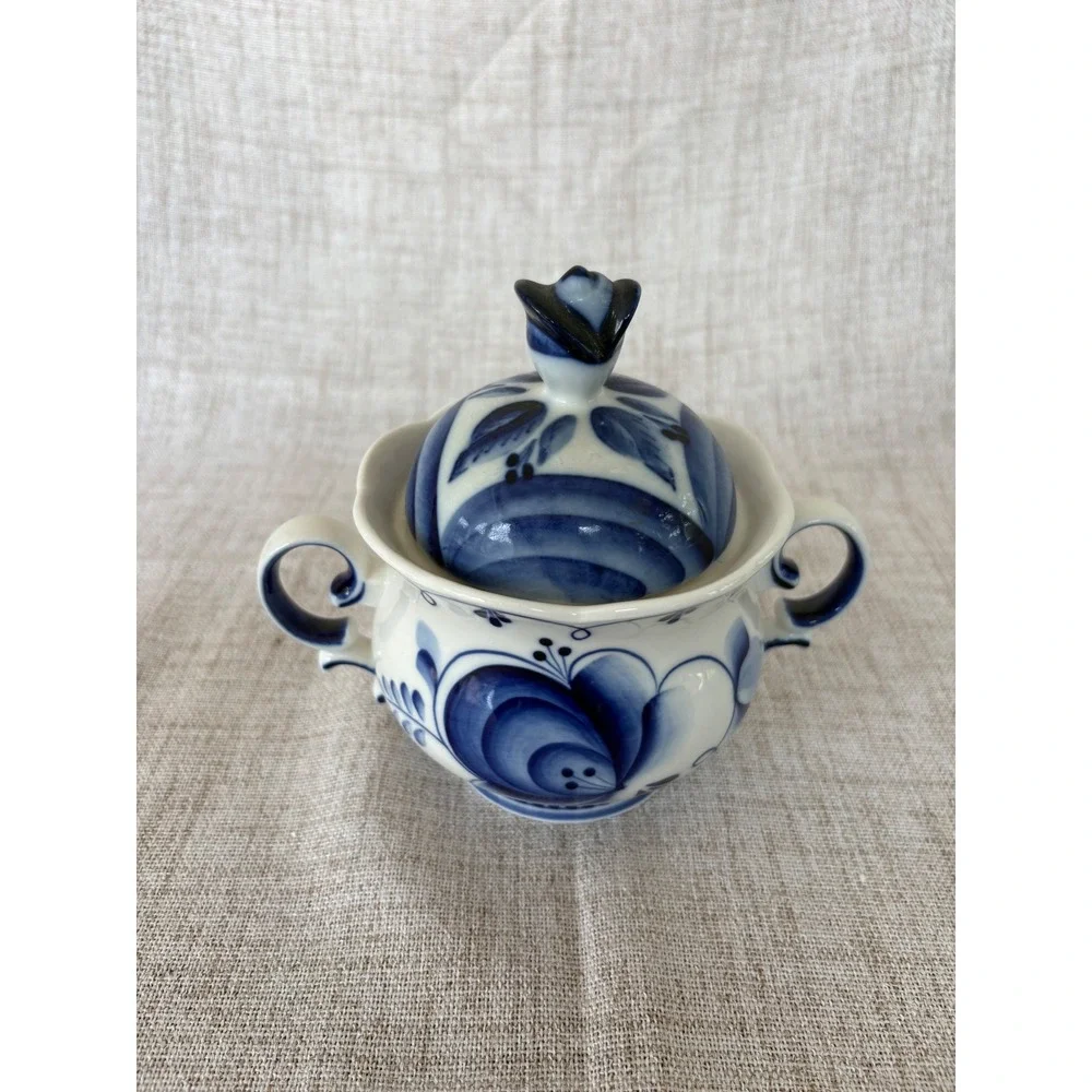 Gzhel russian porcelain